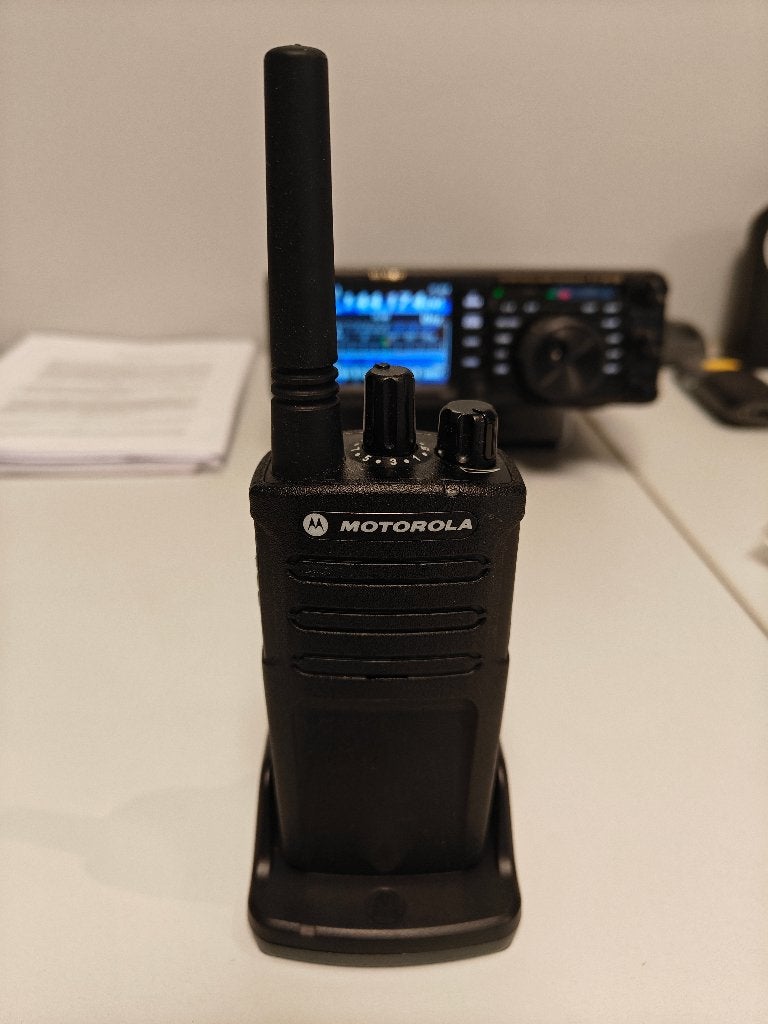 Motorola XT420 portofoon met tafellader ZGAN, 5 tot 15 km, Ophalen of Verzenden, Zo goed als nieuw, Portofoon of Walkie-talkie