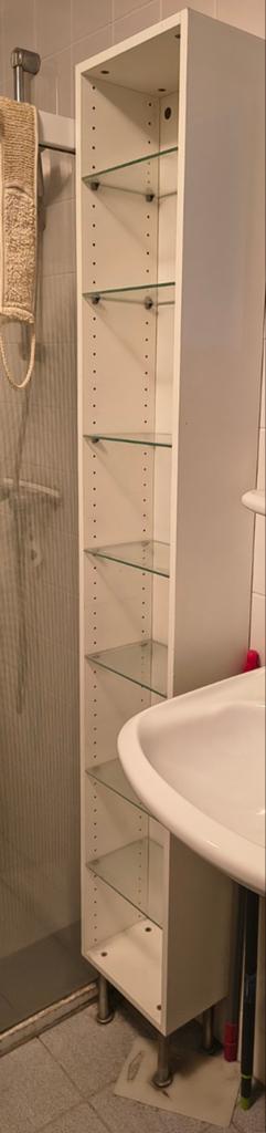 Gratis: Badkamerkast -smal (30cm breed)-uiterlijk 23/05, Huis en Inrichting, Badkamer | Badkamermeubels, Ophalen, (Half)hoge kast