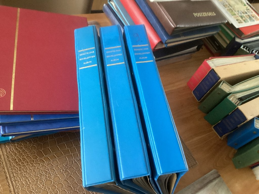 3 gebruikte luxe blauwe fdc albums 20,00 euro Nederland, Postzegels en Munten, Postzegels | Eerstedagenveloppen, Ophalen, Onbeschreven