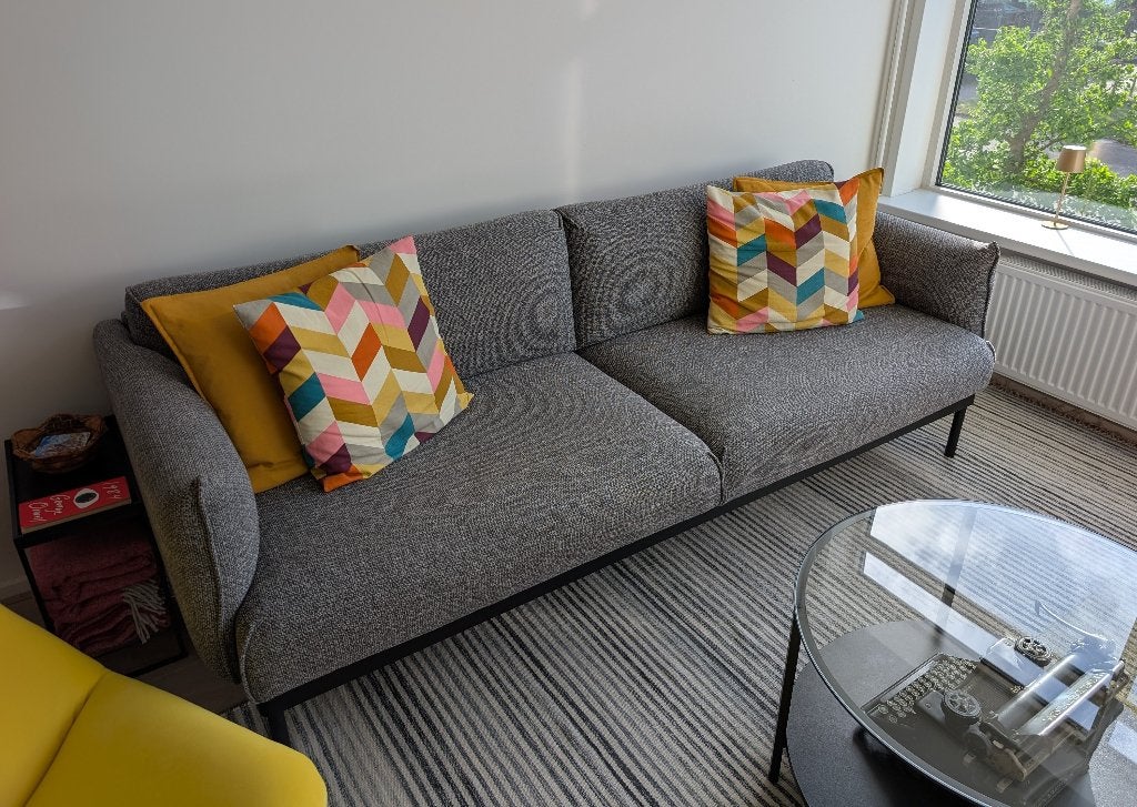 IKEA ÄPPLARYD 3-zitsbank grijs/zwart in nieuwstaat, Huis en Inrichting, Banken | Bankstellen, Ophalen, Driepersoons, 75 tot 100 cm
