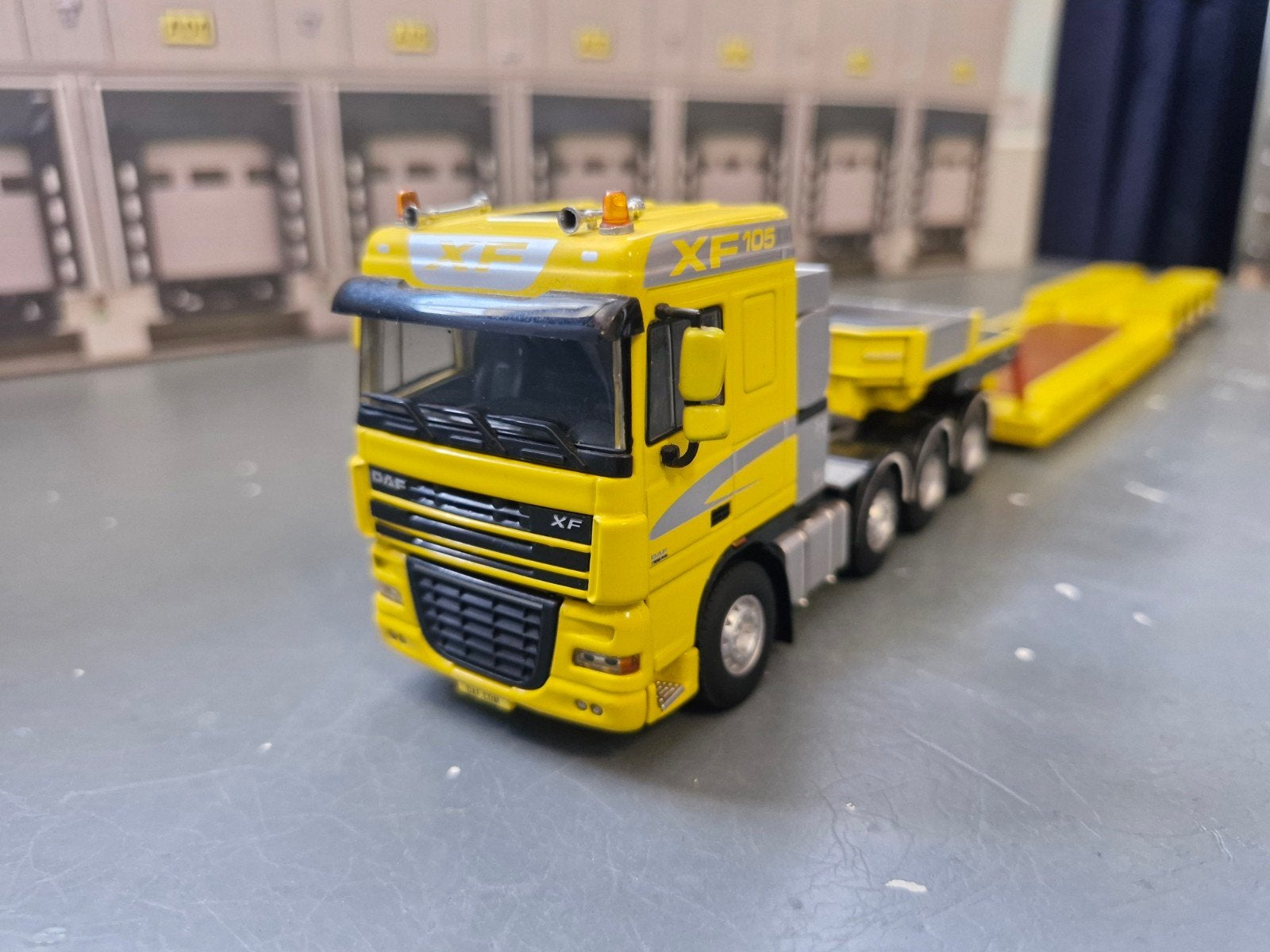 daf XF 8x4 zwaartansport trekker met nooteboom dieplader