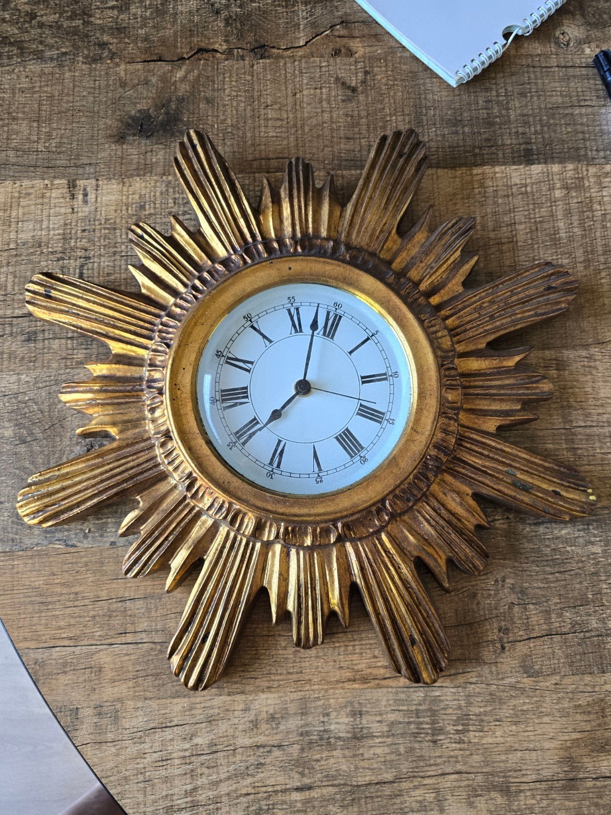 Antieke Zonnewijzer Wandklok - Goudkleurig, Ophalen of Verzenden