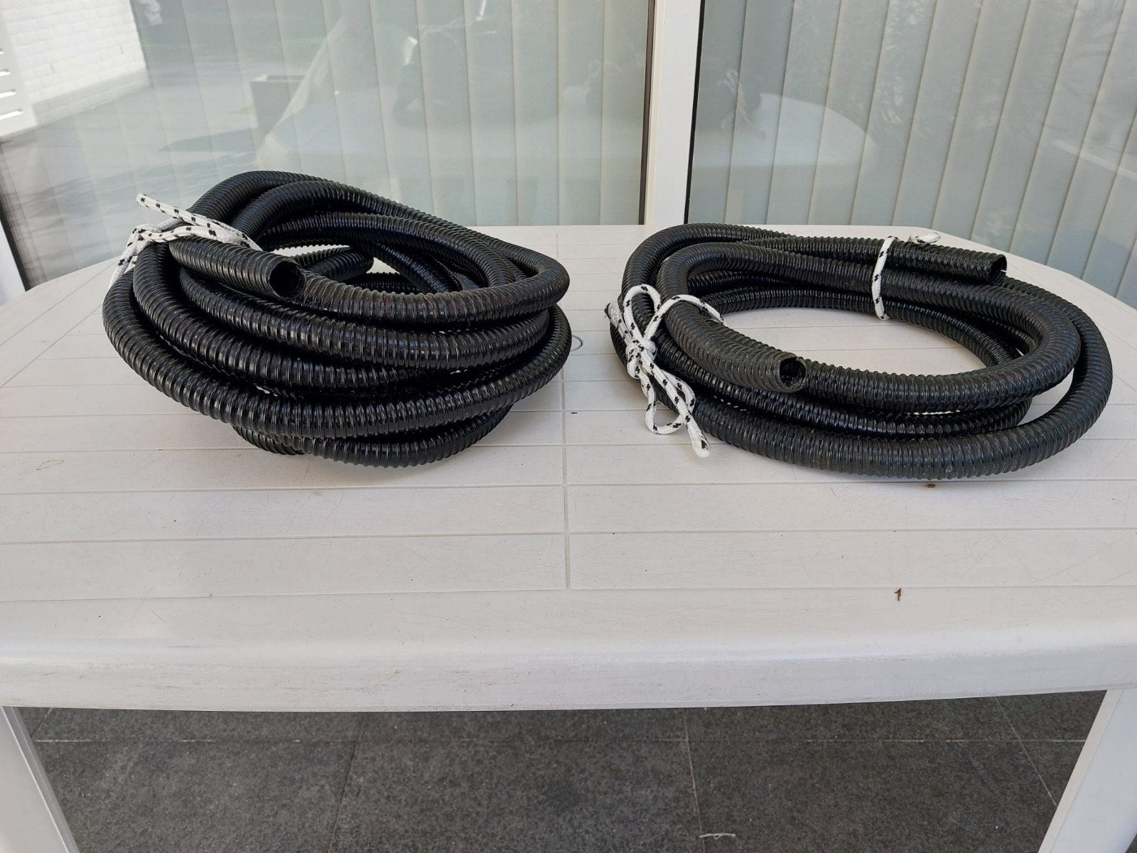 2 waterafvoerslangen, Caravans en Kamperen, Ophalen