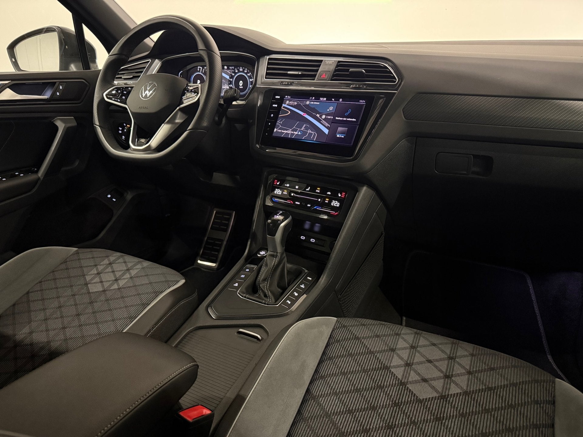 Volkswagen Tiguan 1.4 TSI eHybrid 3 X R-Line Blackstyle Pano, Auto's, Stof, Gebruikt, Zwart, Met garantie (alle)