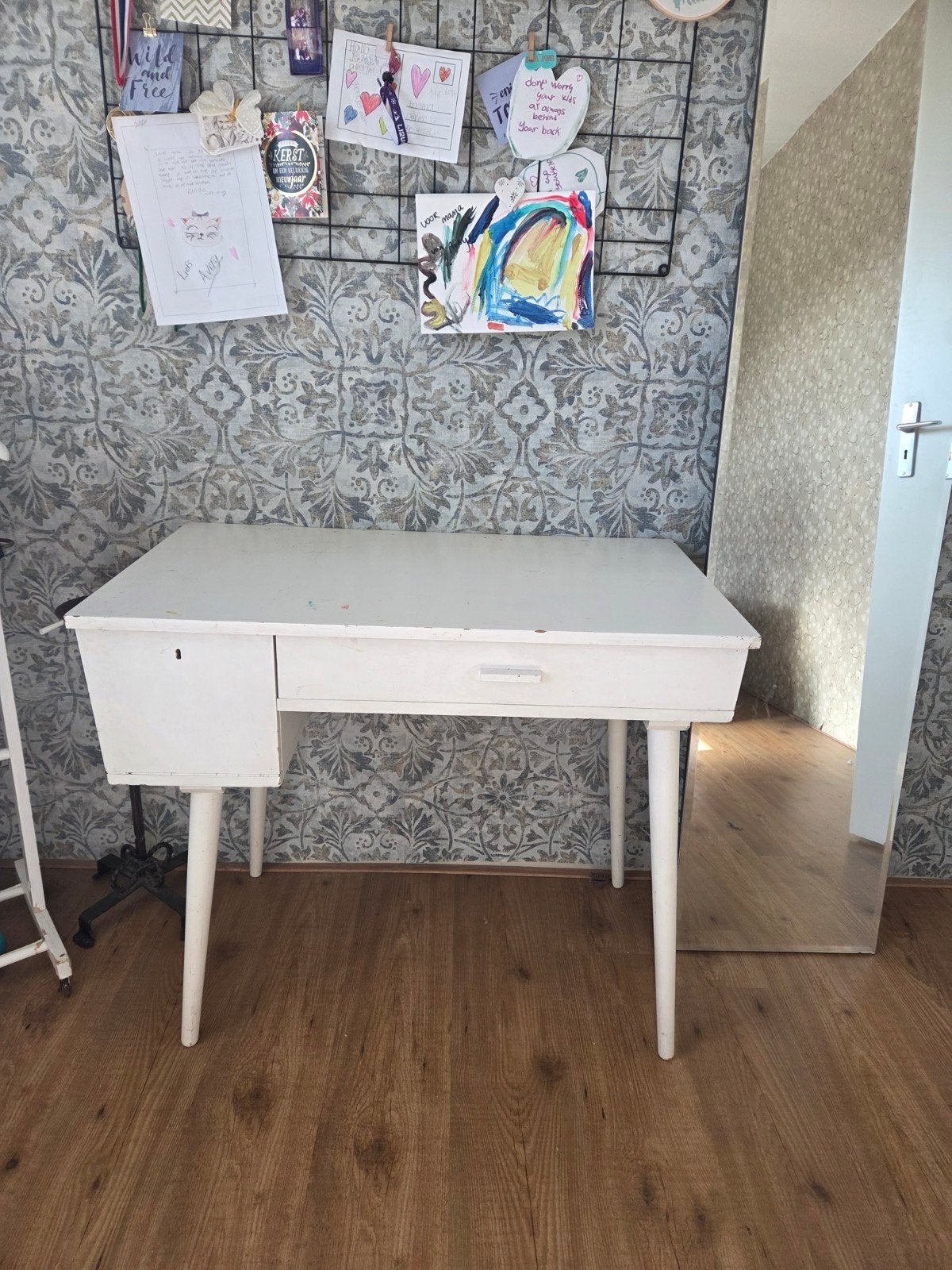 Vintage wit bureau met lade en opbergvak, Huis en Inrichting, Ophalen, Gebruikt, Hout, Vintage