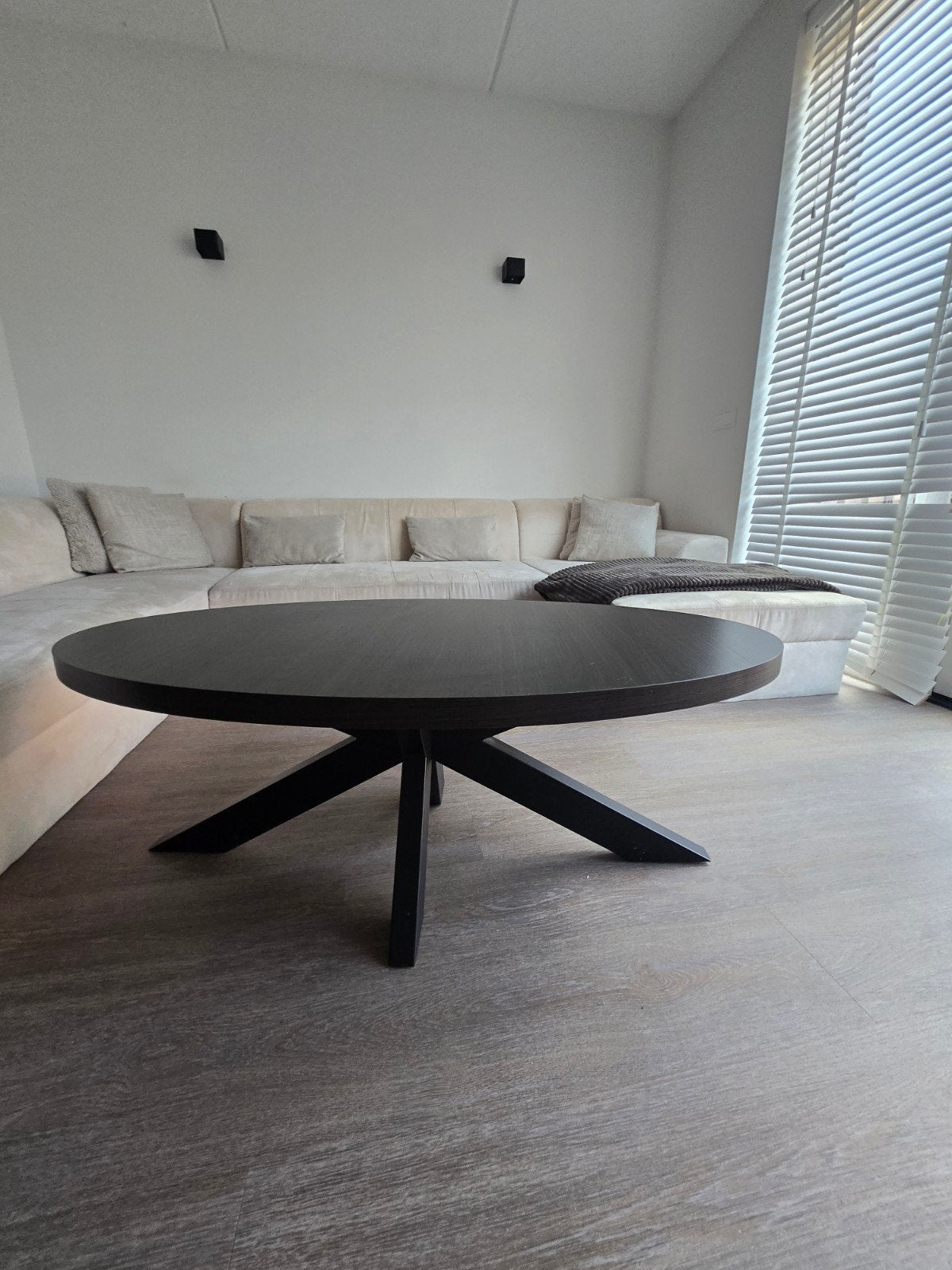 Moderne ovale salontafel - donker hout, Huis en Inrichting, Tafels | Salontafels, Ophalen, 100 tot 150 cm, 50 tot 100 cm, Zo goed als nieuw
