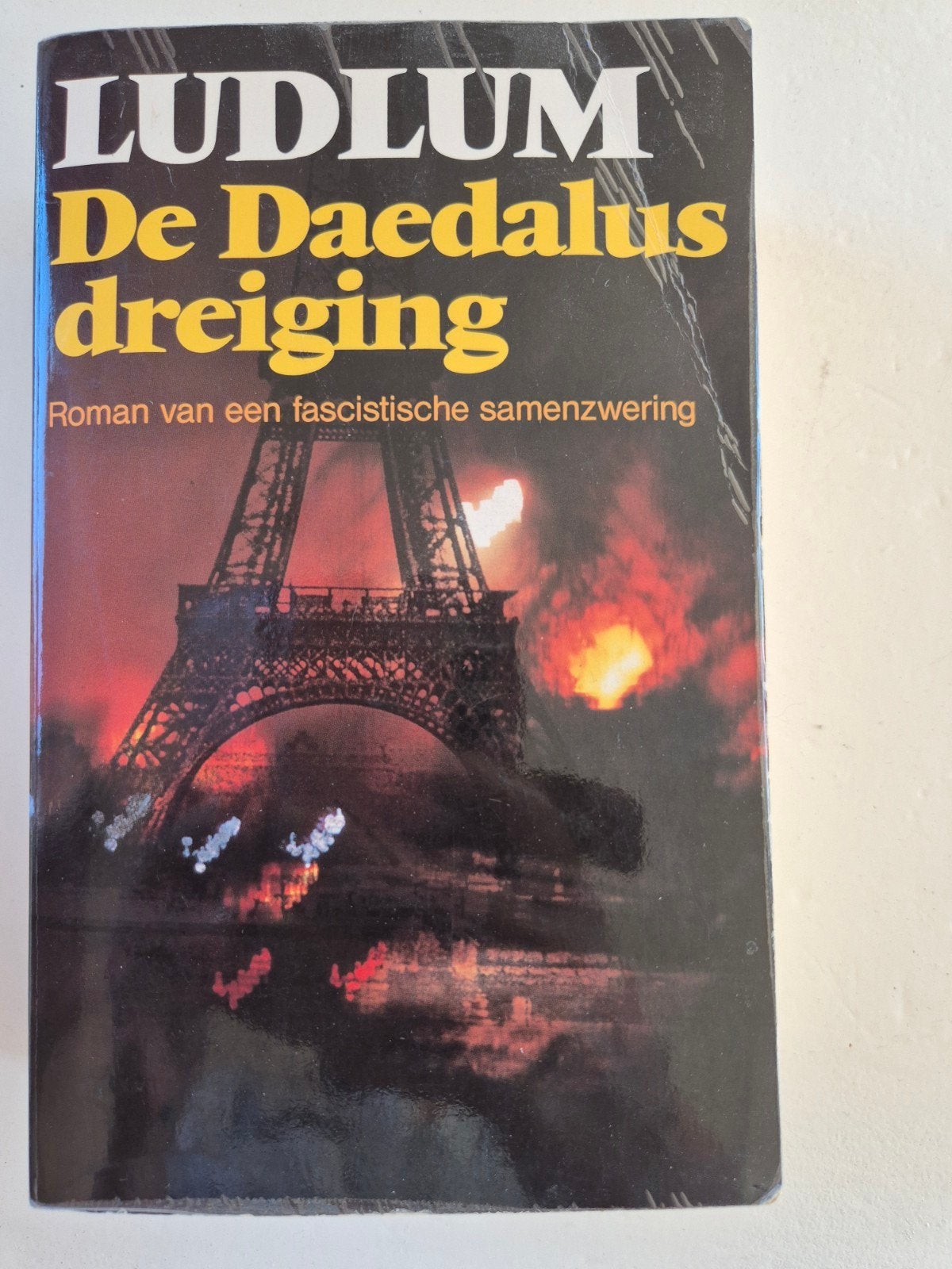 Robert Ludlum - De Daedalus dreiging, Ophalen of Verzenden, Gelezen, Robert Ludlum
