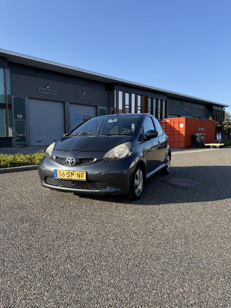 Toyota Aygo 1.0 12V 5-deurs | Airco | Zuinig | Betrouwbaar, Voorwielaandrijving, Stof, Zwart, 4 stoelen