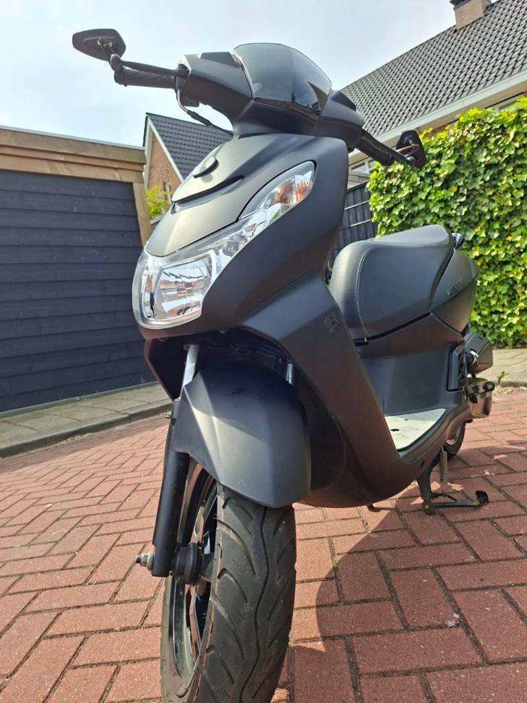 Peugeot Kisbee 2025 black edition, Fietsen en Brommers, Ophalen, Zo goed als nieuw, Benzine, Overige modellen