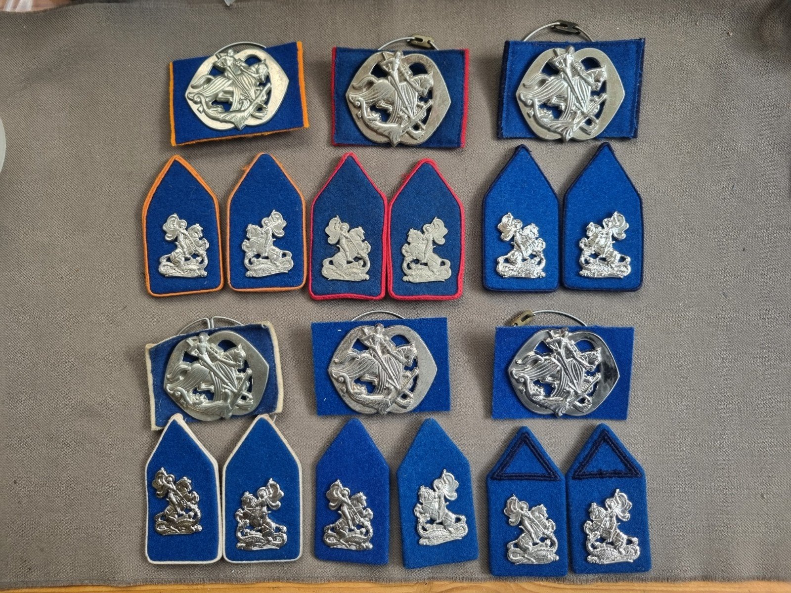 baretemblemen en kraagspiegels HUZAREN (oogjes), Ophalen of Verzenden, Landmacht, Nederland, Embleem of Badge