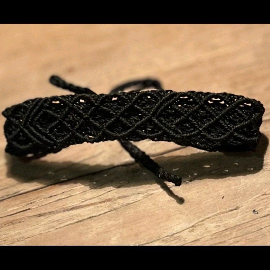 Zwart Macramé Armbandje / Enkelbandje - Nicaraguaanse Stijl, Sieraden, Tassen en Uiterlijk, Armbanden, Ophalen of Verzenden, Nieuw