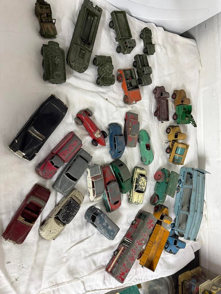 28 Dinky Toys: Auto's, vrachtwagens, sportwagens, legerauto', Ophalen of Verzenden, Gebruikt, Auto, Overige merken