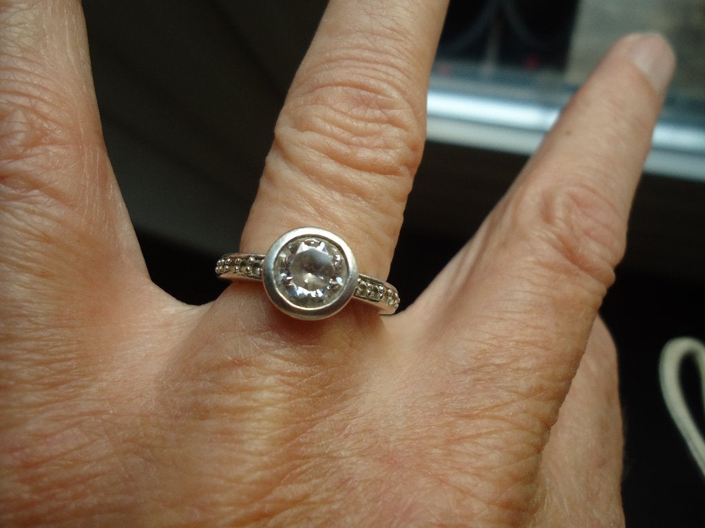 mooie echt zilveren ring met rond steentje mt 16,5 gemerkt, Met kristal, Gebruikt, Ophalen of Verzenden, Kleiner dan 17