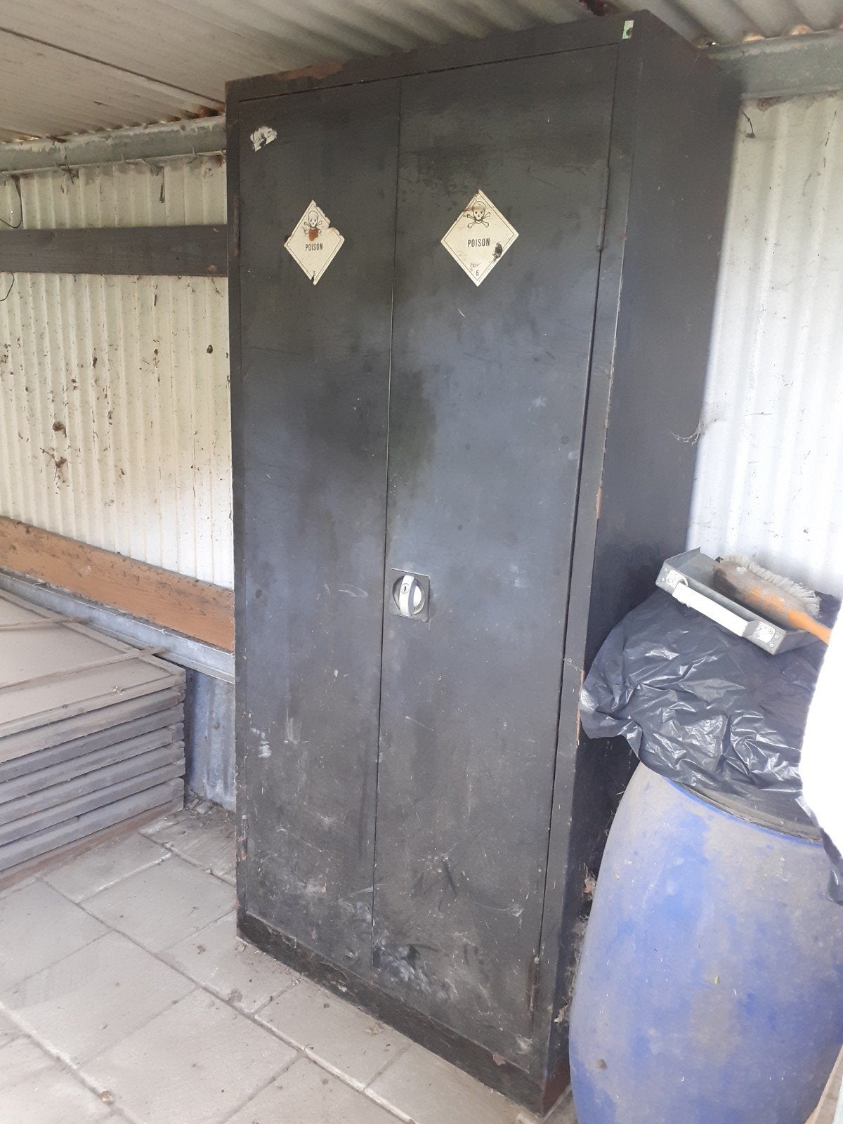 Grote metalen kast 80 breed 40 diep 2.m hoog, Ophalen