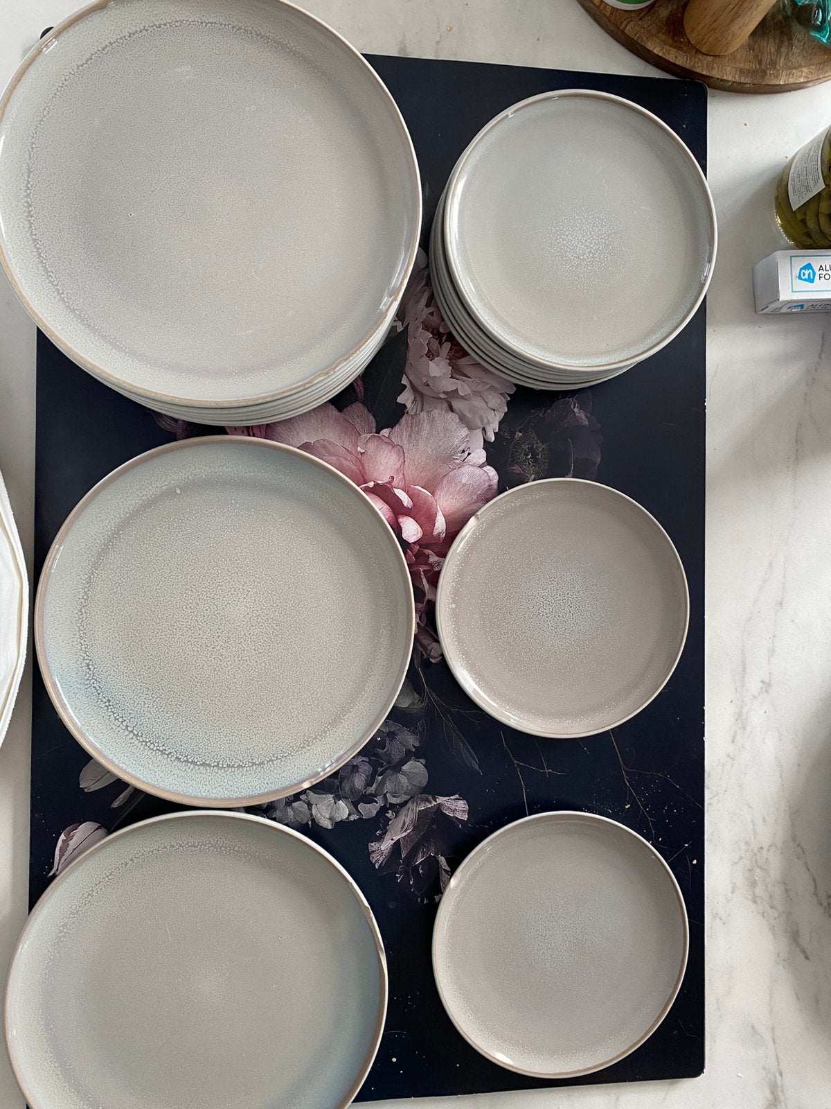 Helsinki servies, 10 diner-, 9 ontbijtborden grijs, Huis en Inrichting, Ophalen, Overige stijlen, Bord(en)