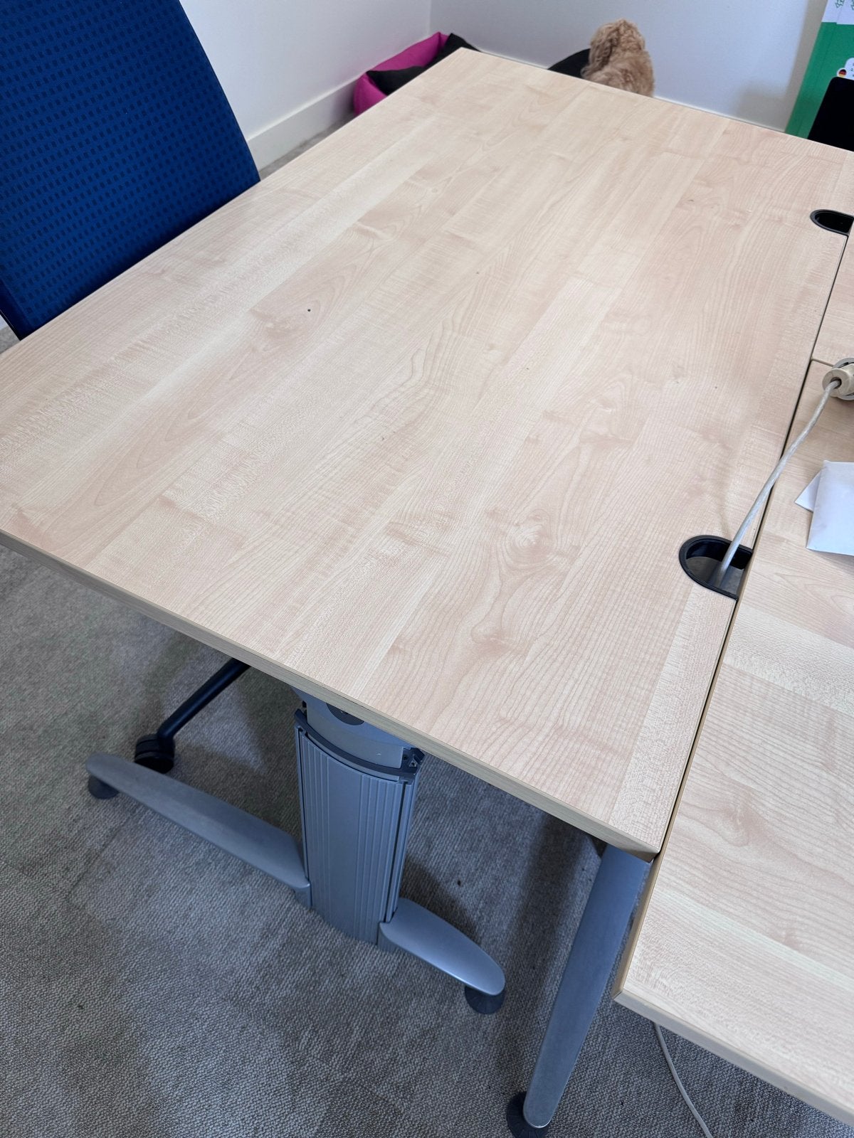 Ruim en verstelbaar bureau met kabelmanagement 140x80, Huis en Inrichting, Bureaus, Zit-sta bureau, Gebruikt, Hout, In hoogte verstelbaar