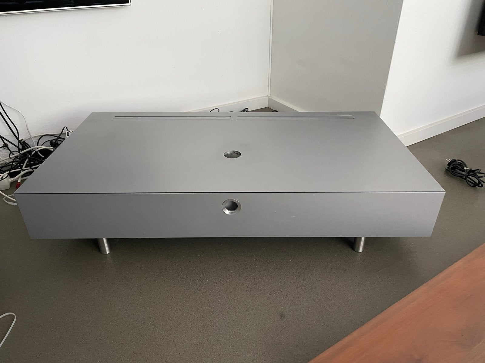 Loewe Audiomeubel / TV-kast / Sideboard - Zilvergrijs, Gebruikt, 100 tot 150 cm, Ophalen of Verzenden, Minder dan 100 cm