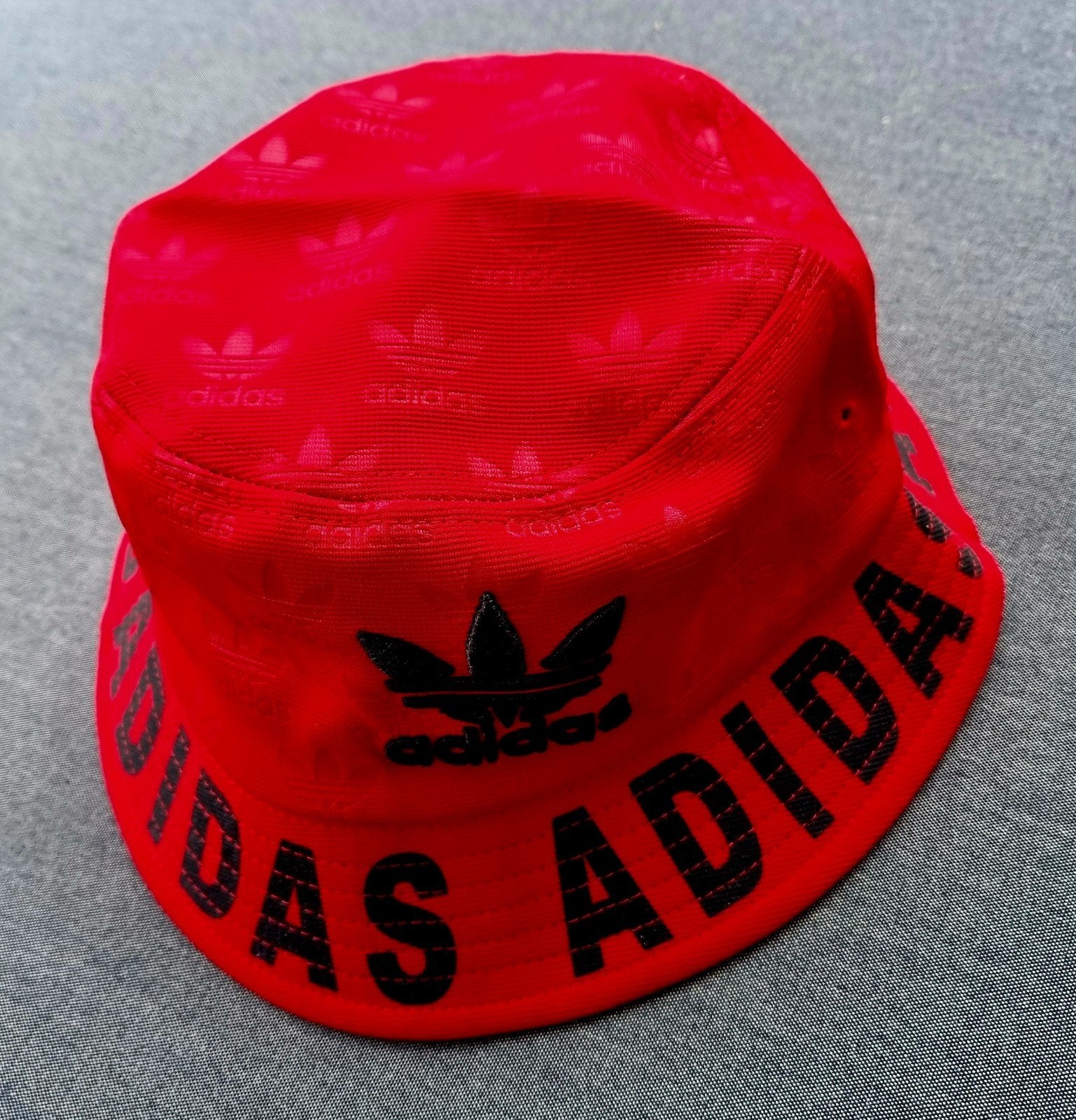 Adidas Bucket Hat Rood - Stijlvolle Zomerhoed, Kleding | Dames, Hoeden en Petten, Adidas, Hoed, Zo goed als nieuw, One size fits all