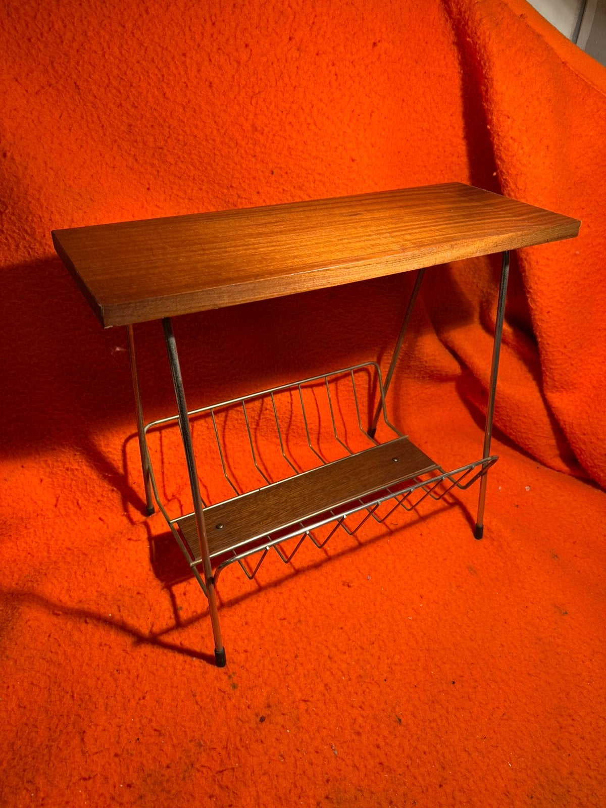Vintage krantenrek / lectuurtafel met teak blad, A, Ophalen of Verzenden, A, A