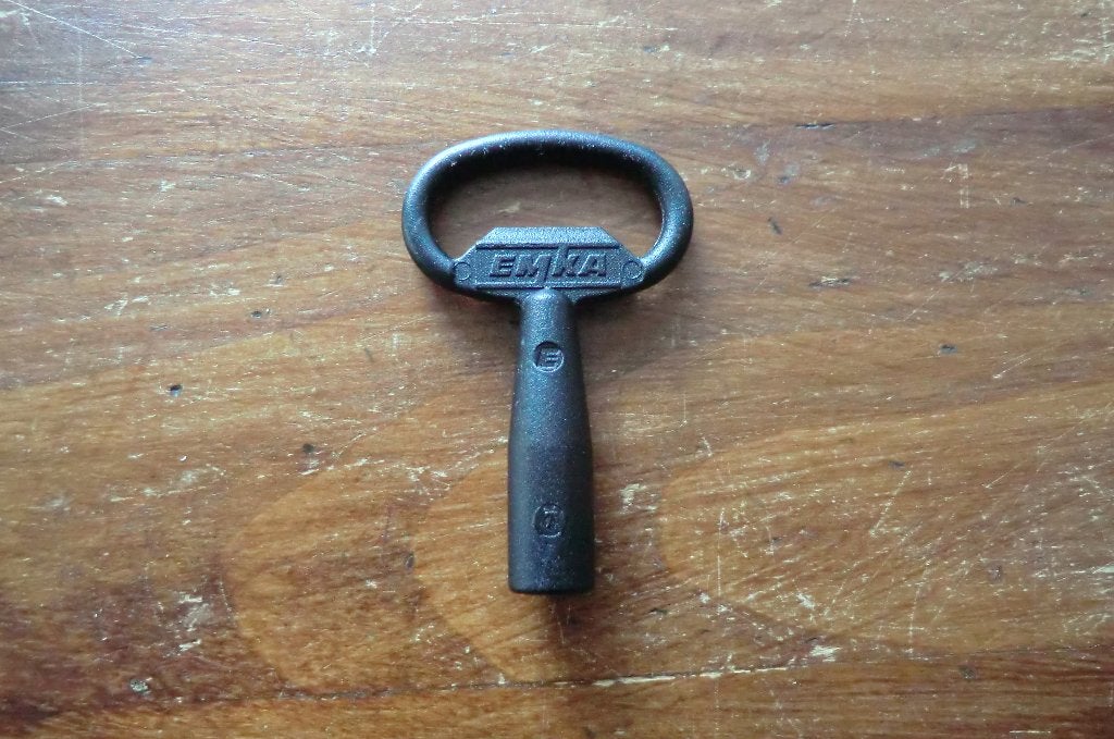 Emka driekantige steeksleutel 8 mm gegoten zink zwart gecoat, Doe-het-zelf en Verbouw, Ophalen of Verzenden, Zo goed als nieuw