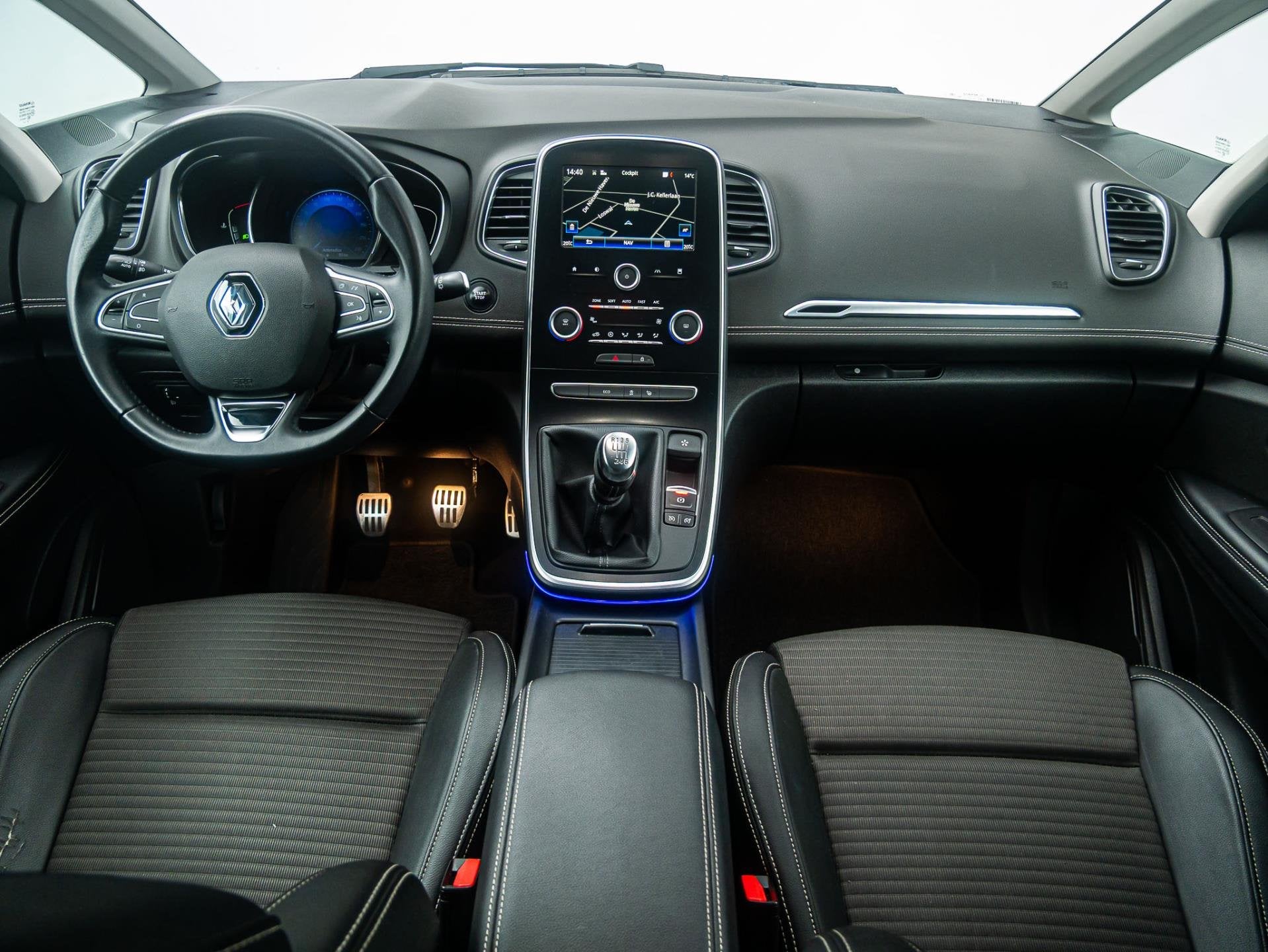 Renault Scénic 1.2 TCe Intens Camera/Half-leder/Trekhaak, Auto's, Renault, Gebruikt, 4 cilinders, 1850 kg, Zwart