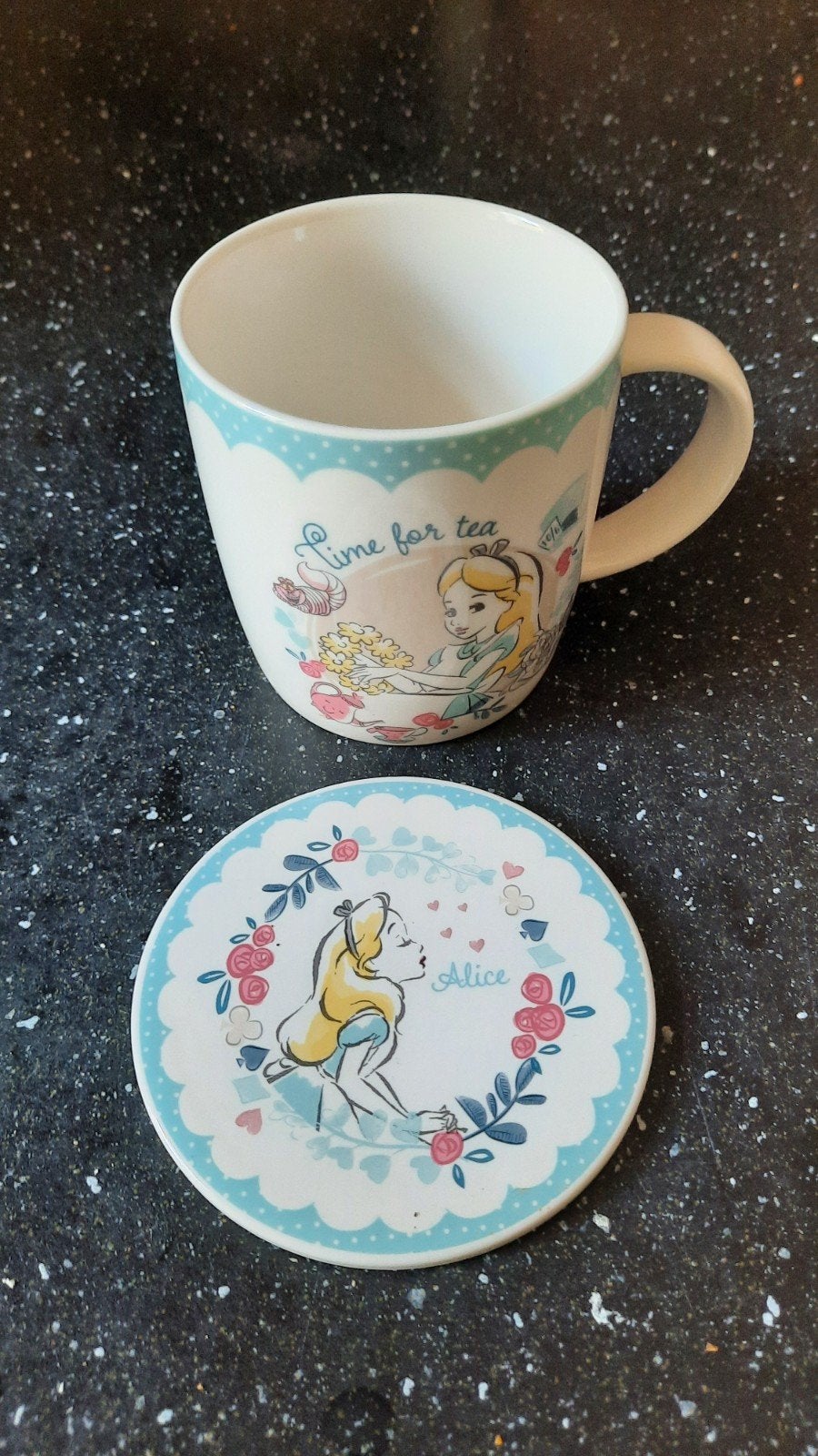 Disney Alice in Wonderland Mok met Onderzetter, Keramiek, Ophalen of Verzenden, Zo goed als nieuw, Overige stijlen