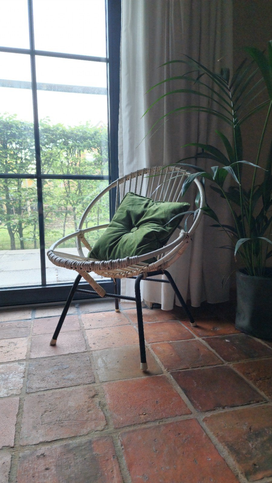 Vintage Rotan Stoel - Wit met Zwart Metalen Poten, Ophalen of Verzenden, Gebruikt, Rotan