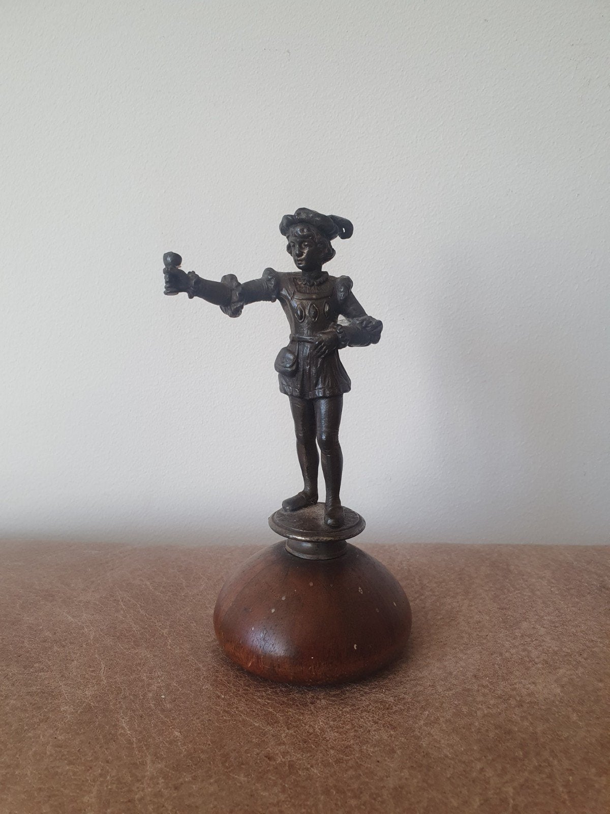 oud beeldje van een kurkenhouder presentatie kurk  wijnfles, Ophalen