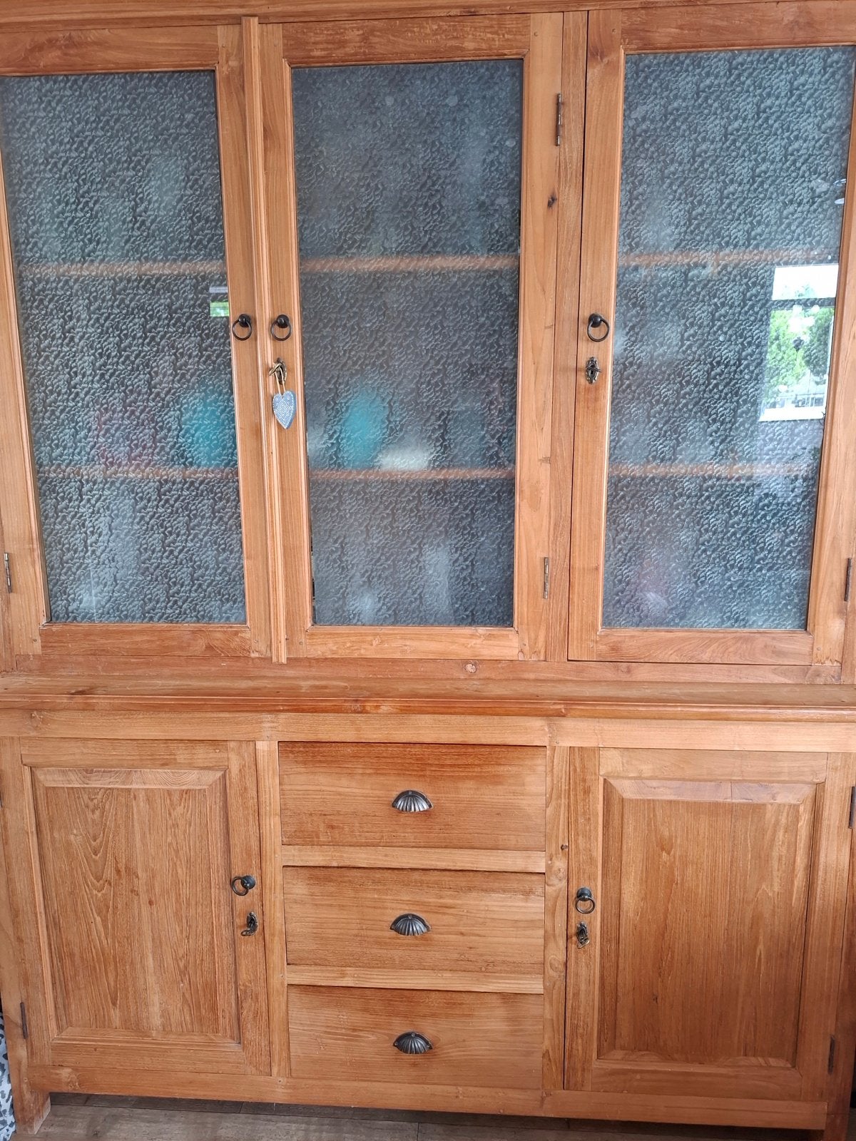 Masief teak houten vitrine kast te koop ., Ophalen, 100 tot 150 cm, Zo goed als nieuw, 150 tot 200 cm
