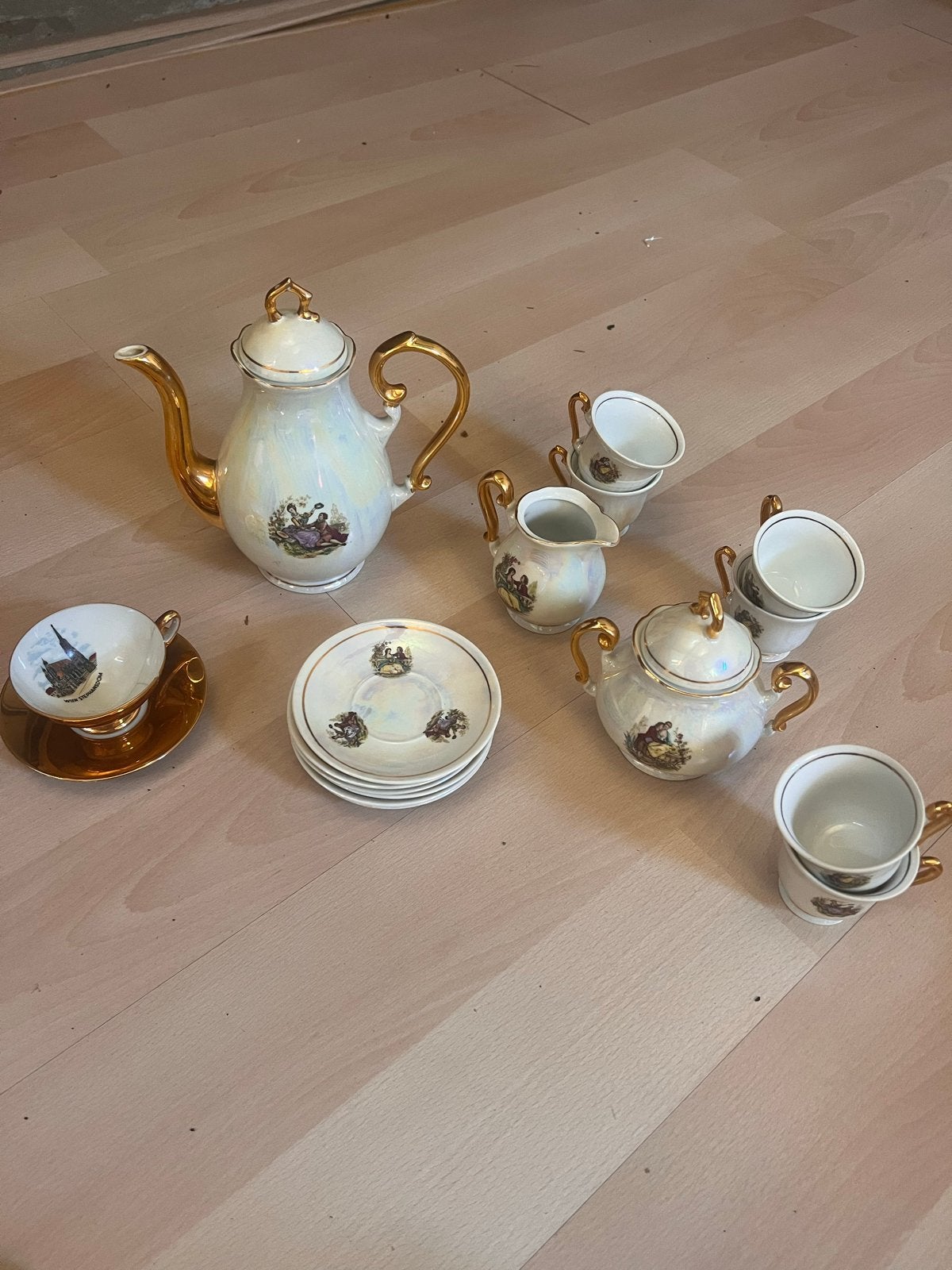 Antiek theeservies met 6 schoteltjes en gouden accenten, Ophalen