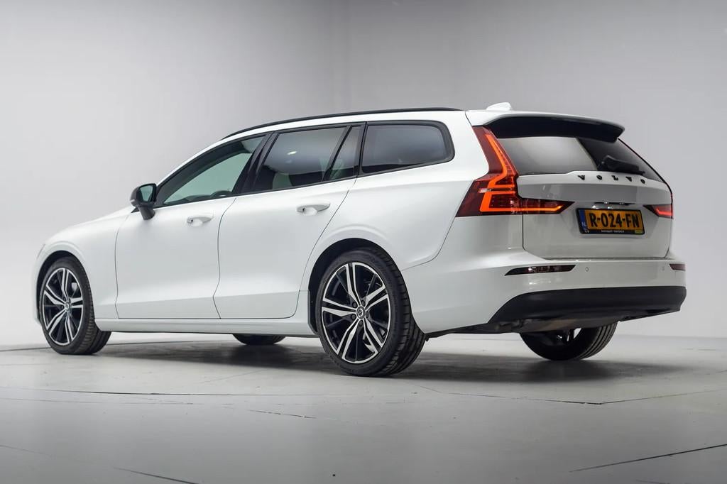 Volvo V60 2.0 B3 Essential Facelift Aut. [ Navi Camera Carpl, Auto's, Automaat, 4 cilinders, 1969 cc, 1634 kg