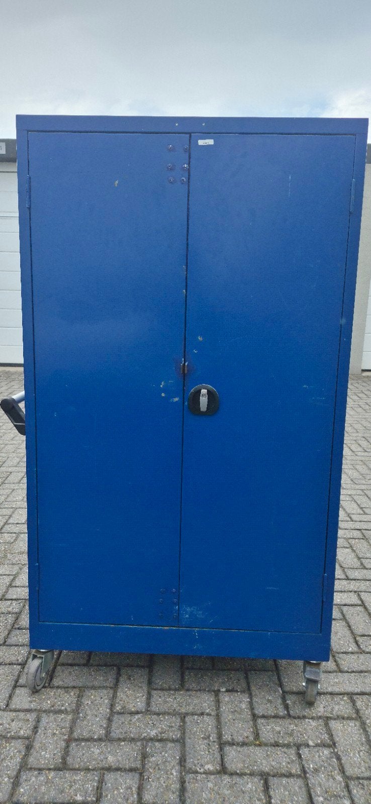 Blauwe metalen kast op wielen met slot, Ophalen of Verzenden, Gebruikt