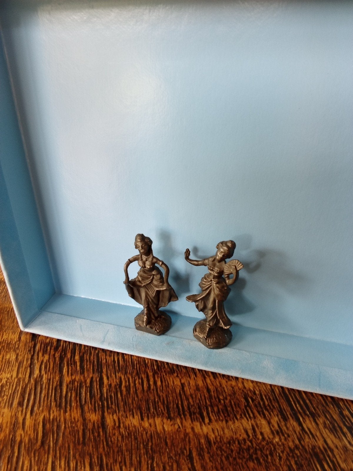 Twee bronzen beeldjes van dansende vrouwen, Verzamelen, Ophalen of Verzenden, Zo goed als nieuw, Mens