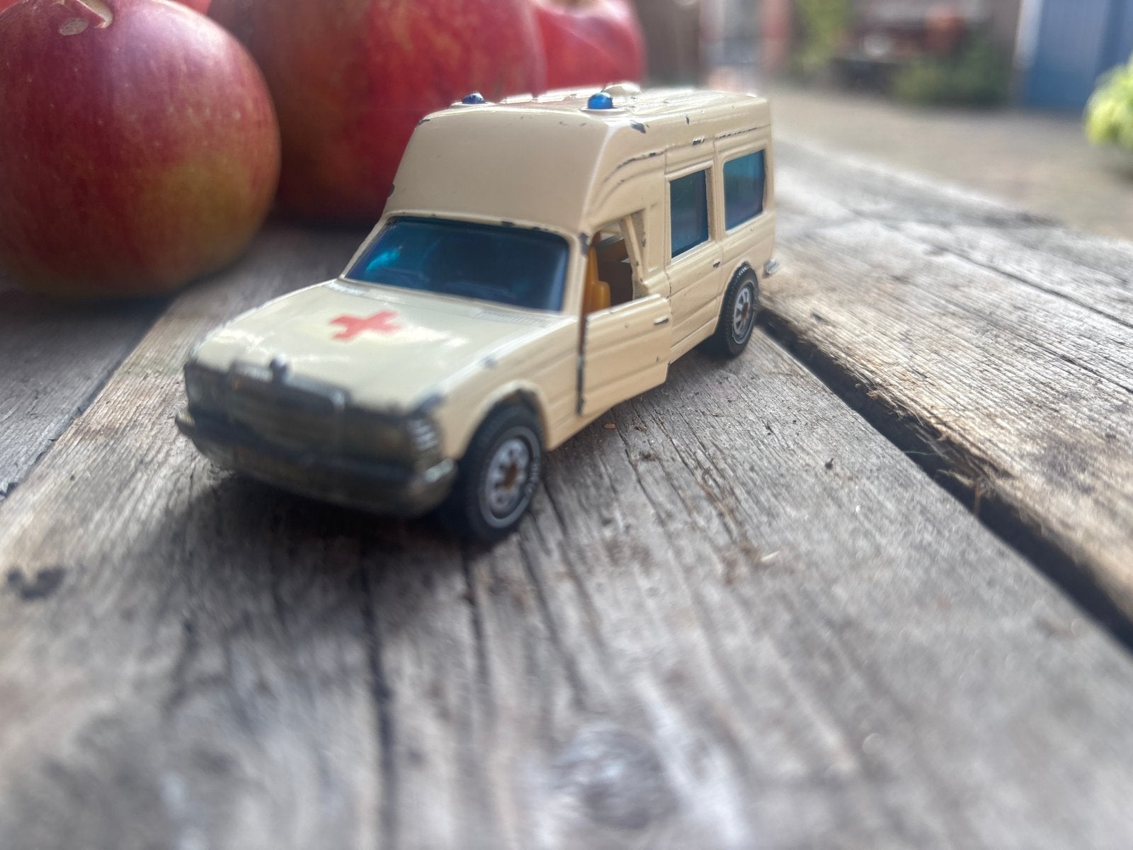Vintage Matchbox Mercedes-Benz Ambulance Speelgoedauto, Kinderen en Baby's, Ophalen of Verzenden, Gebruikt