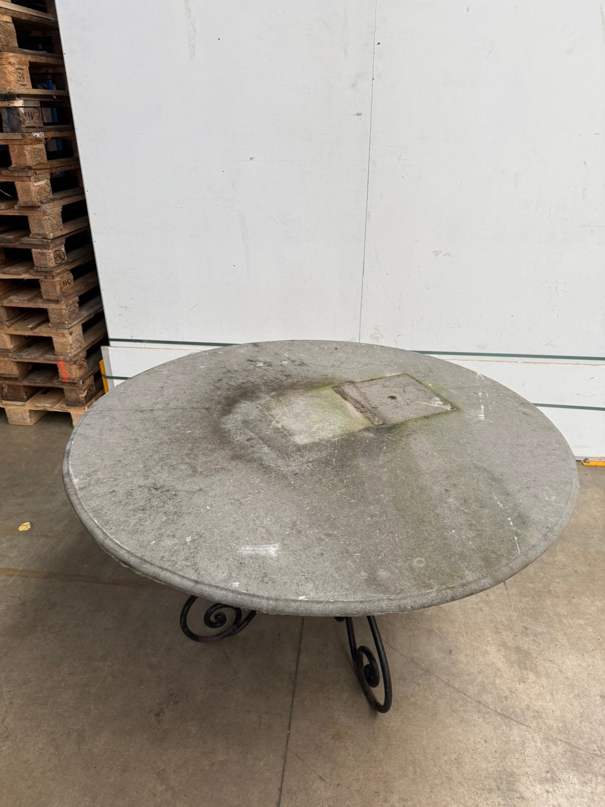 Ronde tuintafel Ø130 cm –natuursteen– smeedijzeren onderstel, Ophalen, Gebruikt, Rond, Overige materialen
