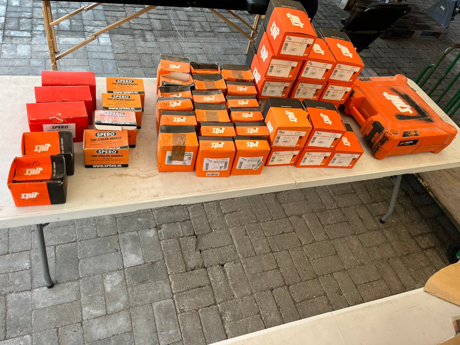 Spit Pulsa 800E gas schiethamer met veel nagels en klemmen, Ophalen, Gebruikt