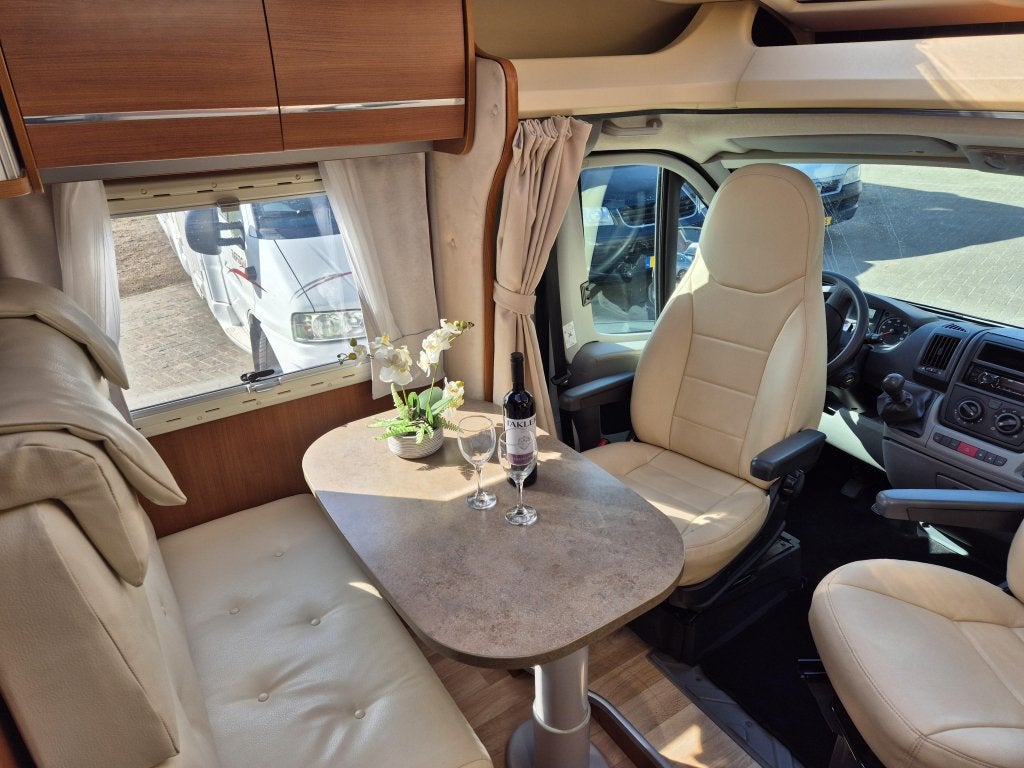 Chausson Welcome 78 EB Queensbed Nieuwe distributieriem, Caravans en Kamperen, Luifel, Ringverwarming, Fiat, Koelkast