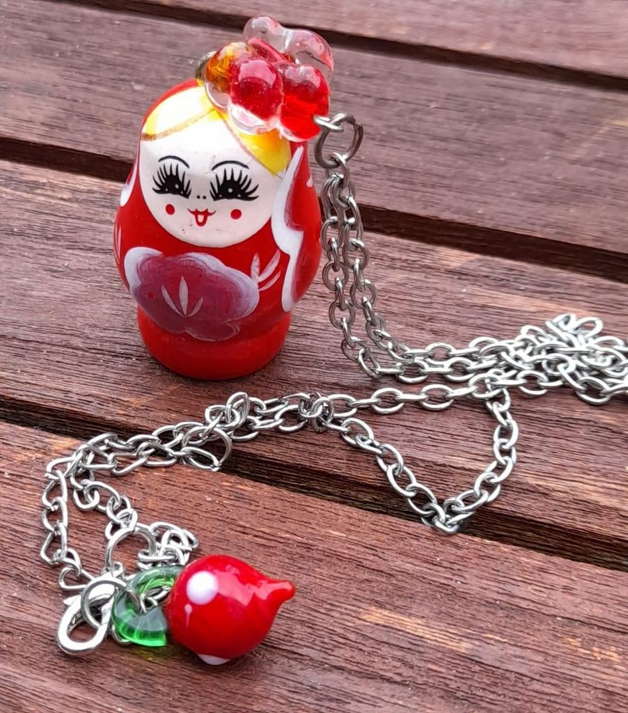 Ketting met Babushka, Ophalen of Verzenden, Zo goed als nieuw, Rood, Overige materialen