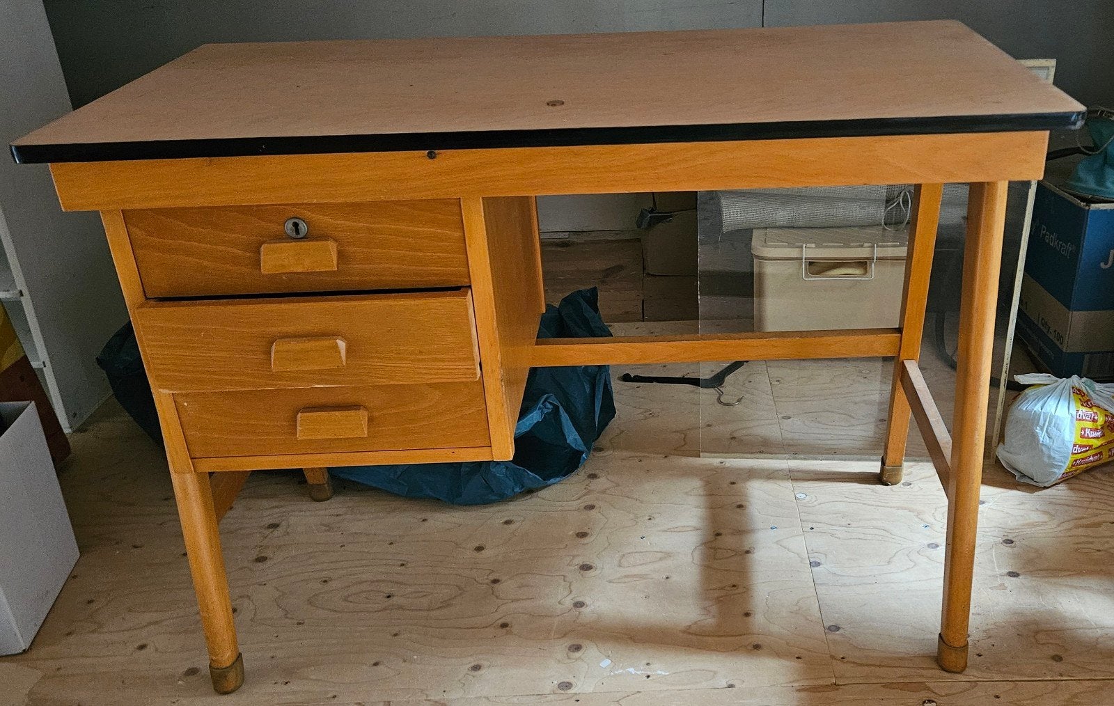 Vintage houten bureau met lades, Huis en Inrichting, Ophalen, Gebruikt, Hout, Overige merken
