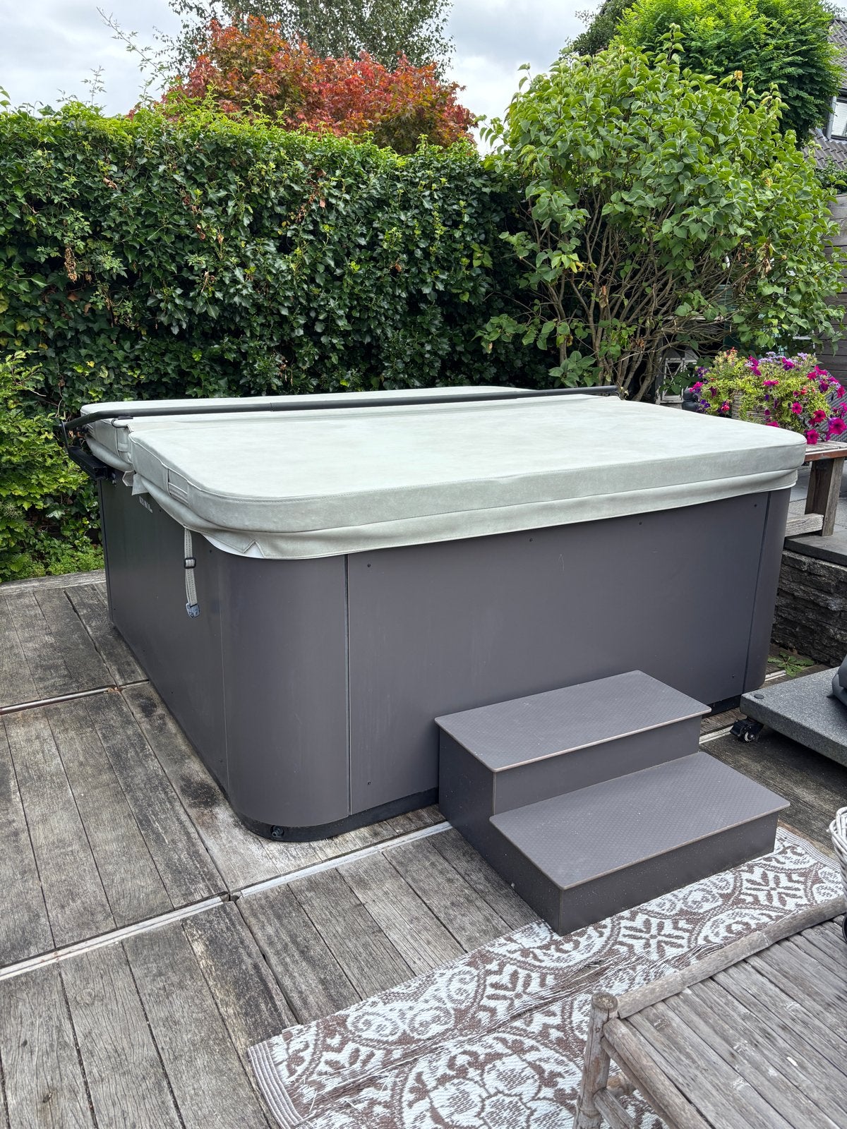 Jacuzzi Spa - 4 jaar oud , wegens verhuizing, Ophalen, Gebruikt, Afdekzeil, Vast