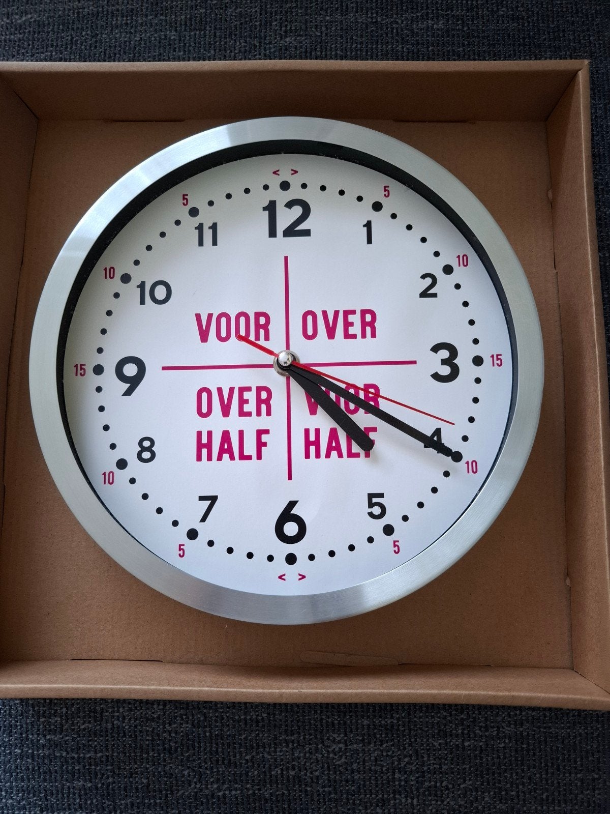 leerklok., Huis en Inrichting, Woonaccessoires | Klokken, Ophalen, Analoog, Werkt op batterijen, Zilver