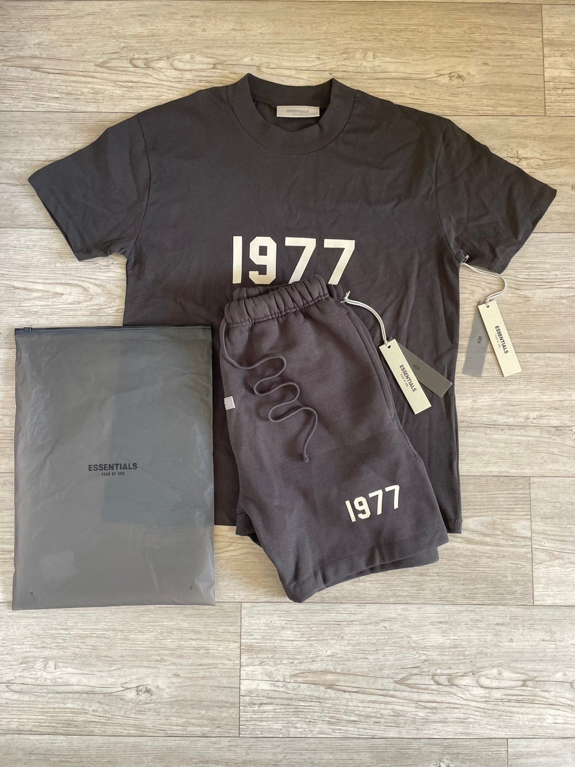 Fear of God essentials 1977 set, Kleding | Heren, T-shirts, Nieuw, Maat 46 (S) of kleiner, Grijs, Ophalen of Verzenden