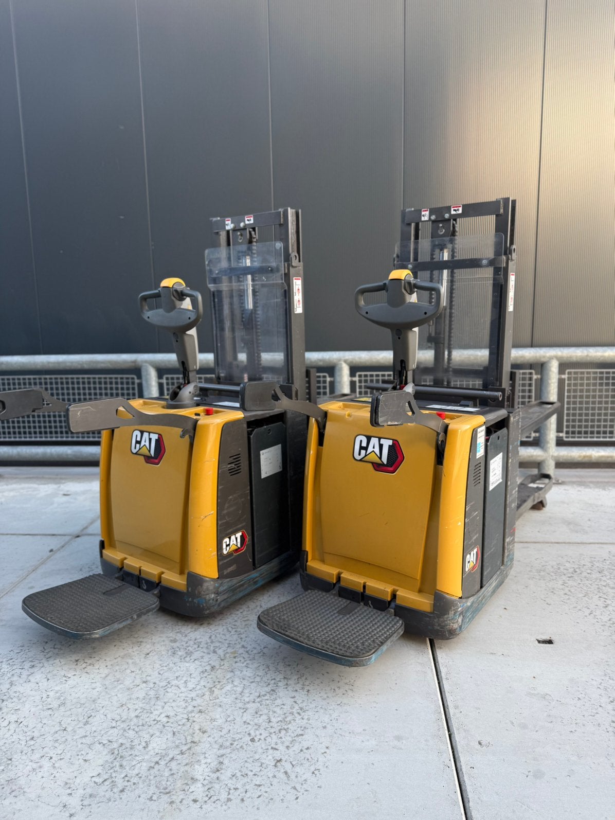 2X CATTERPILLAR DUPLEX 2.0M BJ 2020 2100UUR DUBBELE HEFFING, 1000 tot 2000 kg, Ophalen, Elektrisch, Stapelaar