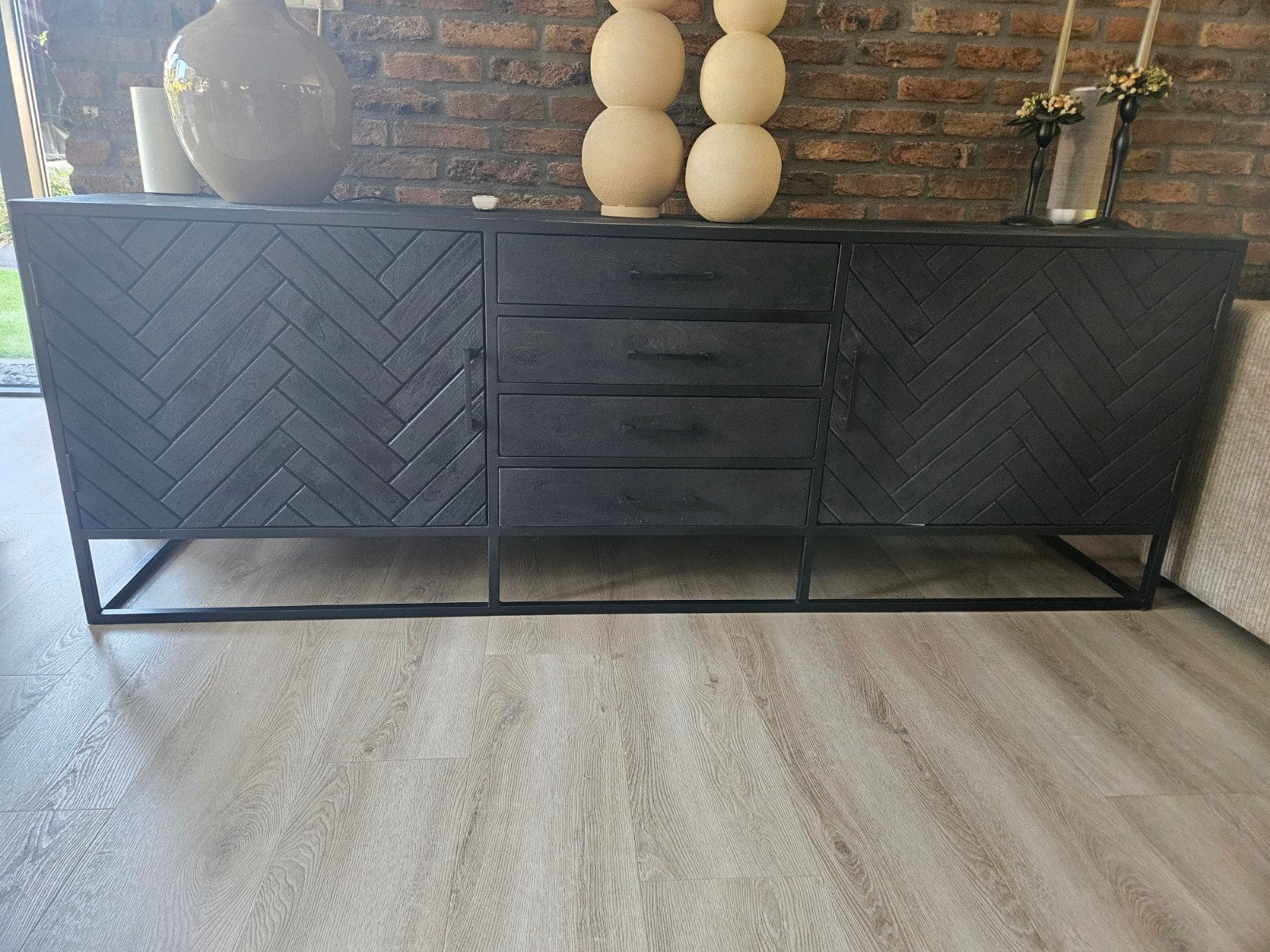 Zwart dressoir met visgraatmotief en lades, Met lade(s), Modern, Industrieel, Visgraat, Zo goed als nieuw, 200 cm of meer