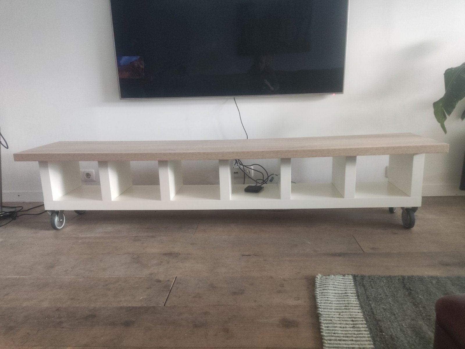 tv kast op wieltjes, Wandkapstok, Ophalen of Verzenden, Zo goed als nieuw, Minder dan 100 cm