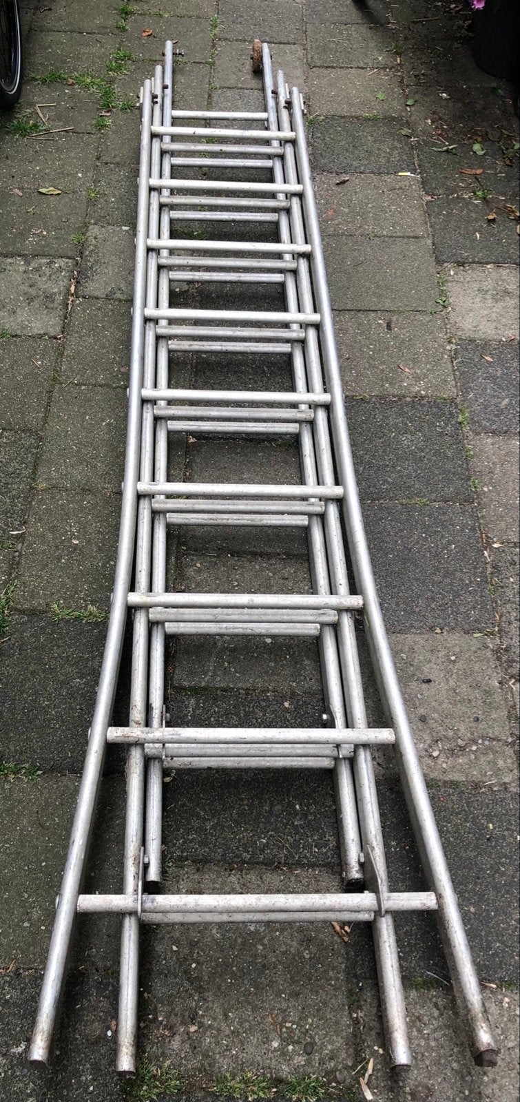 Uitschuifbare ladder - Wieltje ontbreekt, Ophalen, Gebruikt, Ladder, Opvouwbaar of Inschuifbaar