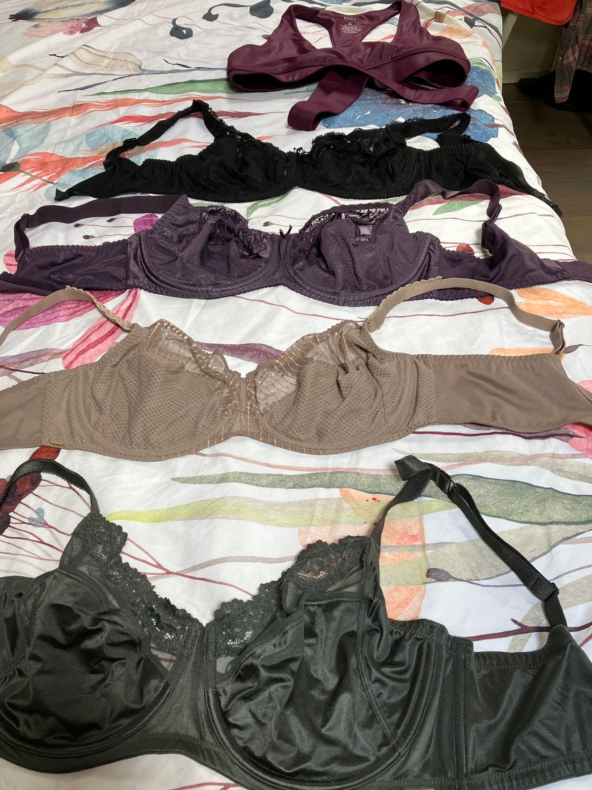4 merk bh’s en sport/strand top mt 90 C en D in zgst, Ophalen of Verzenden, Groen, BH