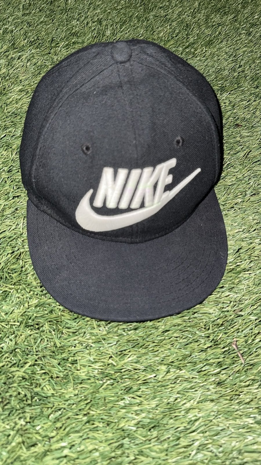 Nike pet zwart met wit logo - Zo goed als nieuw, Kleding | Heren, Hoeden en Petten, Ophalen, Zo goed als nieuw, One size fits all