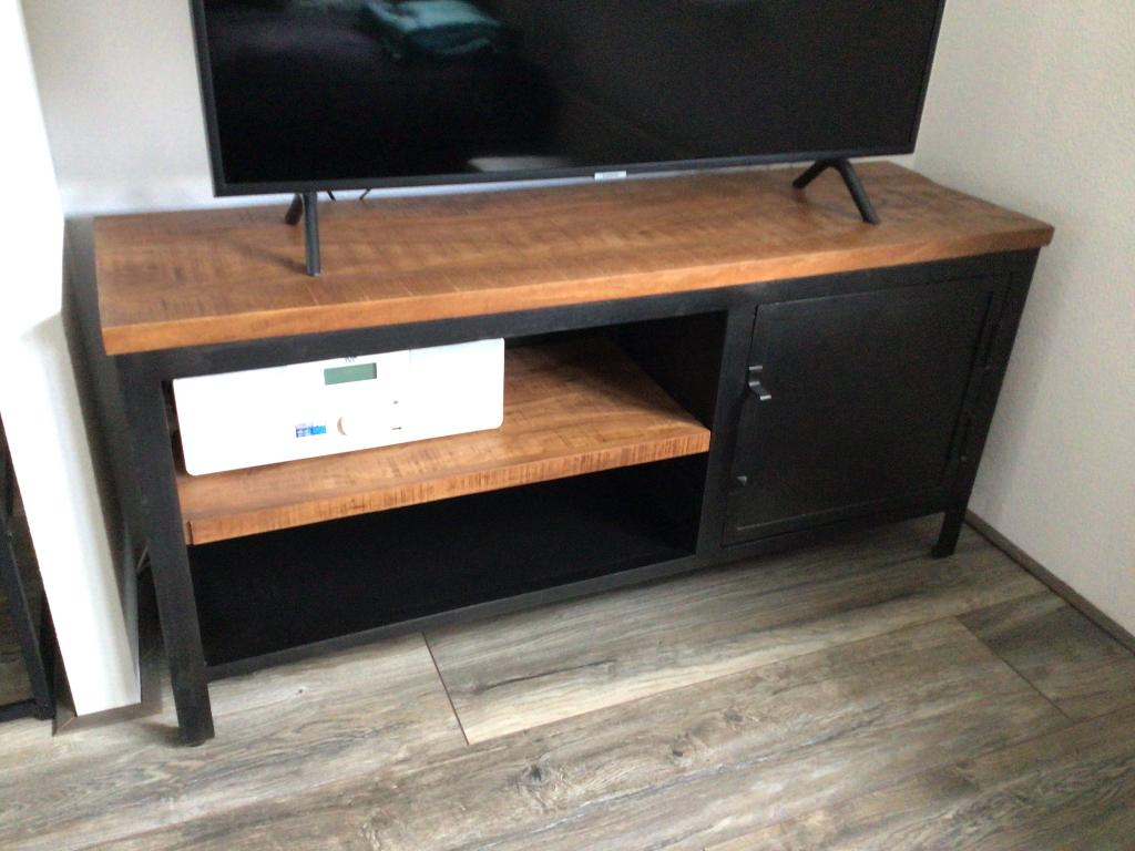 Tv meubel indusy mangohout, Huis en Inrichting, Kasten | Televisiemeubels, Ophalen, 100 tot 150 cm, Overige materialen, Zo goed als nieuw