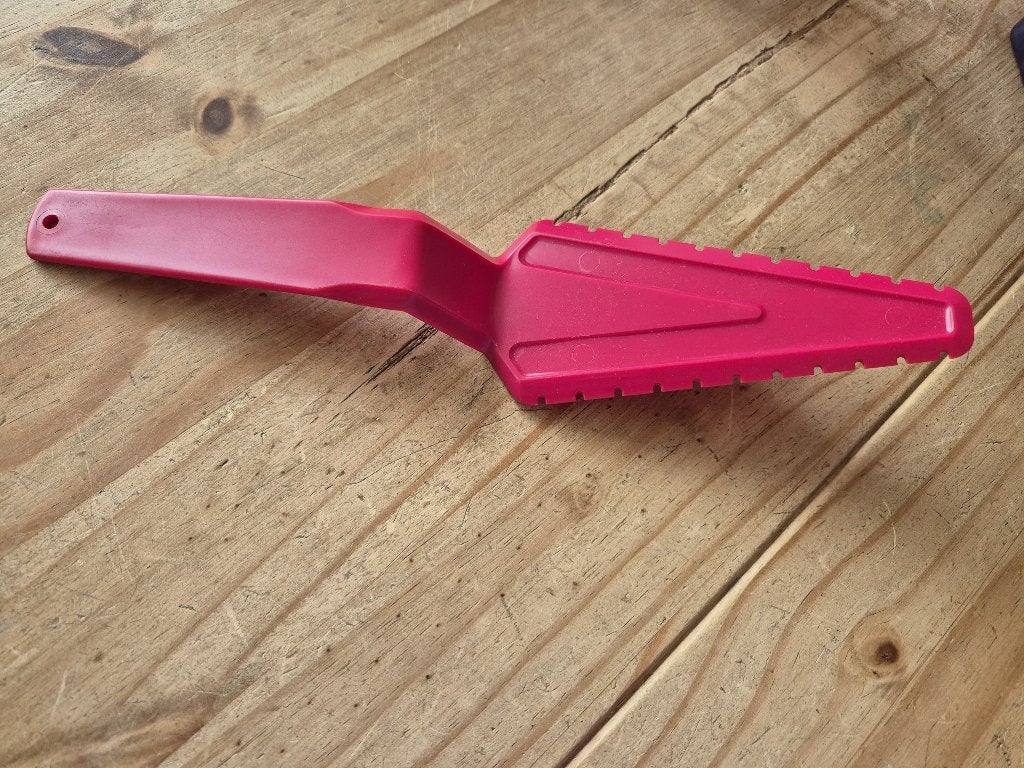 Tupperware taartschep 26x6cm Donkerroze NIEUW, Huis en Inrichting, Keuken | Tupperware, Ophalen of Verzenden, Nieuw, Overige typen
